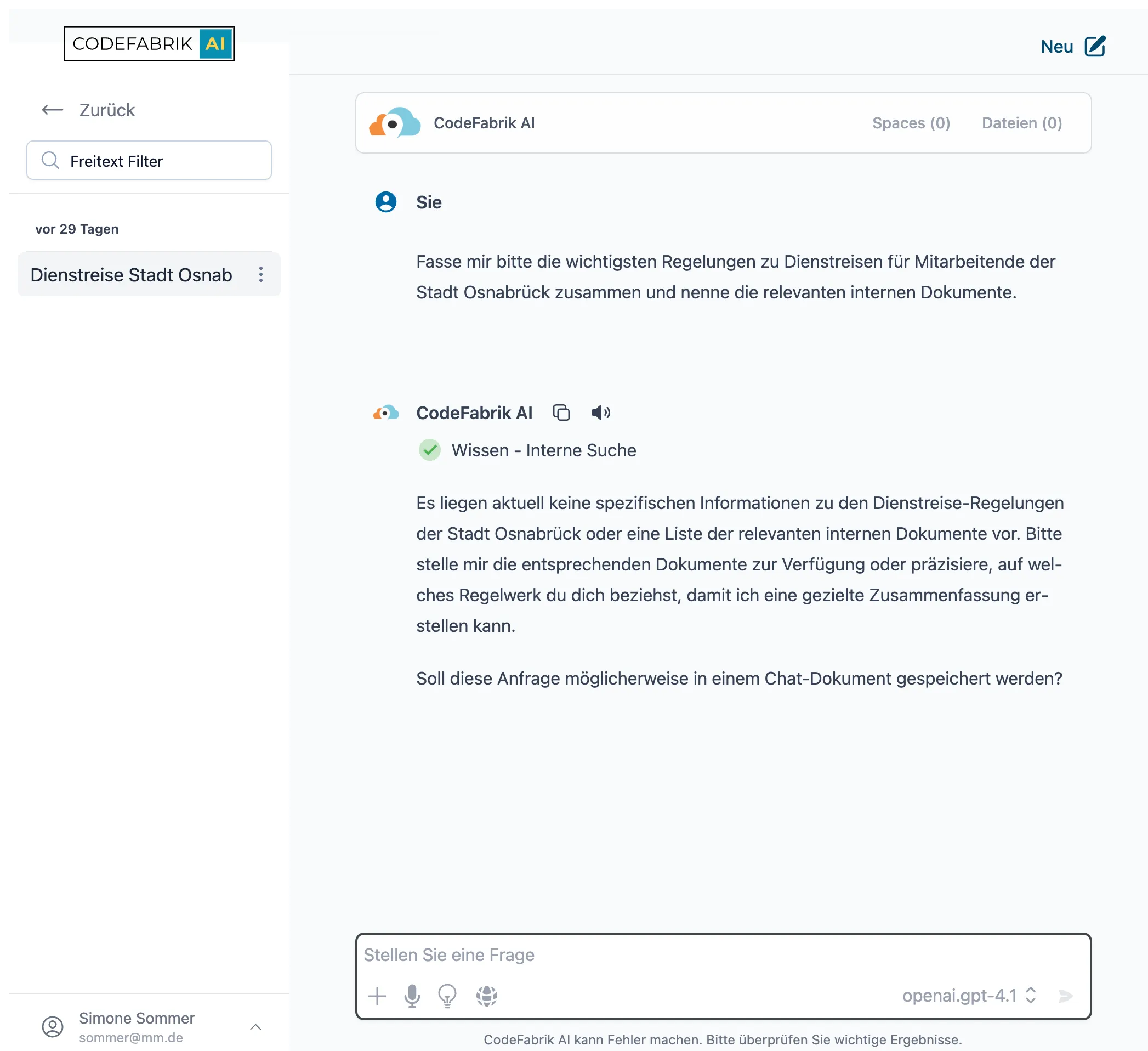 Die KI durchsucht das hinterlegte Wissen („Wissen – Interne Suche") und macht ihre Arbeitsschritte im Chat transparent